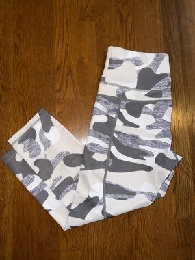 Women’s gray camo light n tights Capri